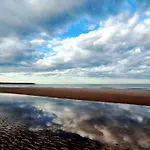 The Tidal Shack - Part Of The The Bay Filey Village With Pool, Gym And Direct Access, Pub, Restaurant, Tennis And Meadows Walks Holiday home