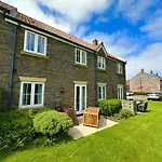 Holiday home The Tidal Shack - Part Of The The Bay Filey Village With Pool, Gym And Direct Access, Pub, Restaurant, Tennis And Meadows Walks *