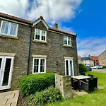 The Tidal Shack - Part Of The The Bay Filey Village With Pool, Gym And Direct Access, Pub, Restaurant, Tennis And Meadows Walks *
